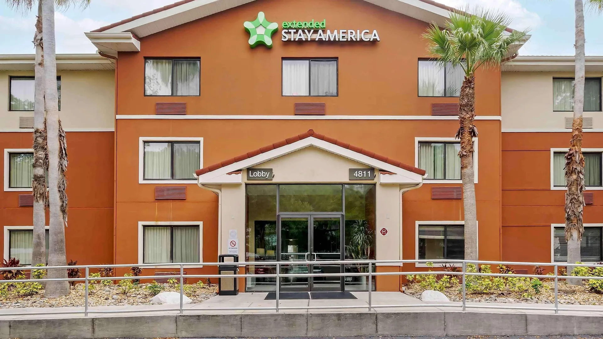 2 Airport Hotels Near Crown Bowling Lanes That Deliver Value