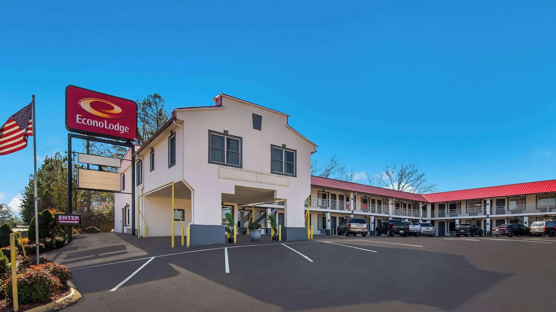Staying Near Gordon Calhoun Arts Council: 4 Budget Hotels Compared