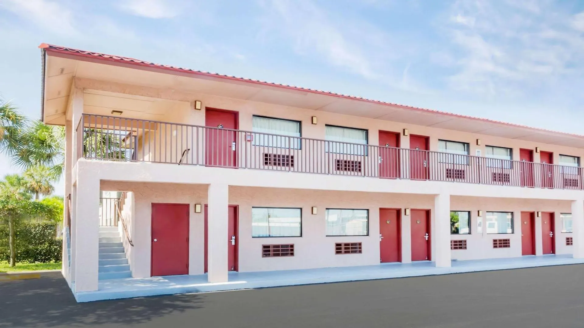 Staying Near A E Backus Gallery Museum: 4 Budget Hotels Compared