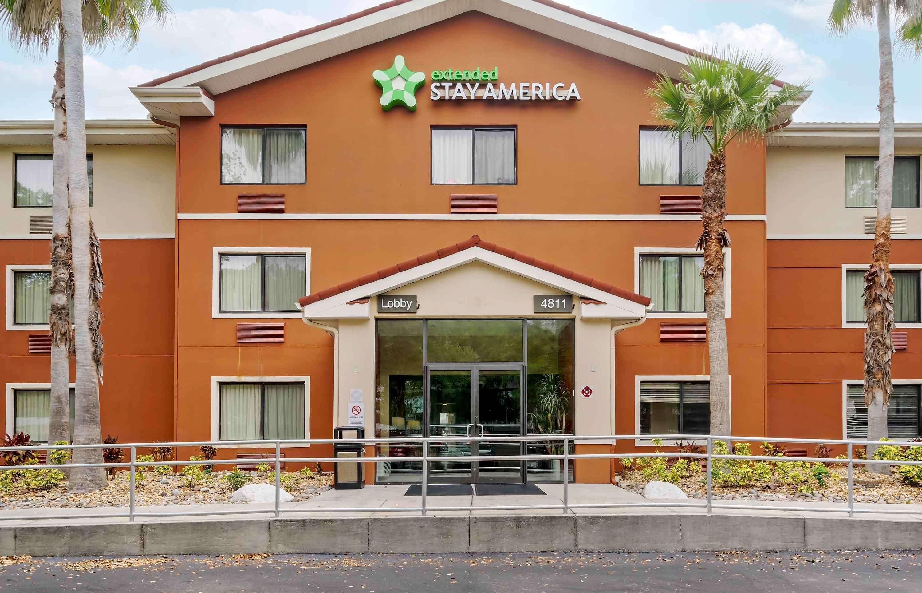 2 Airport Hotels Near Crown Bowling Lanes That Deliver Value