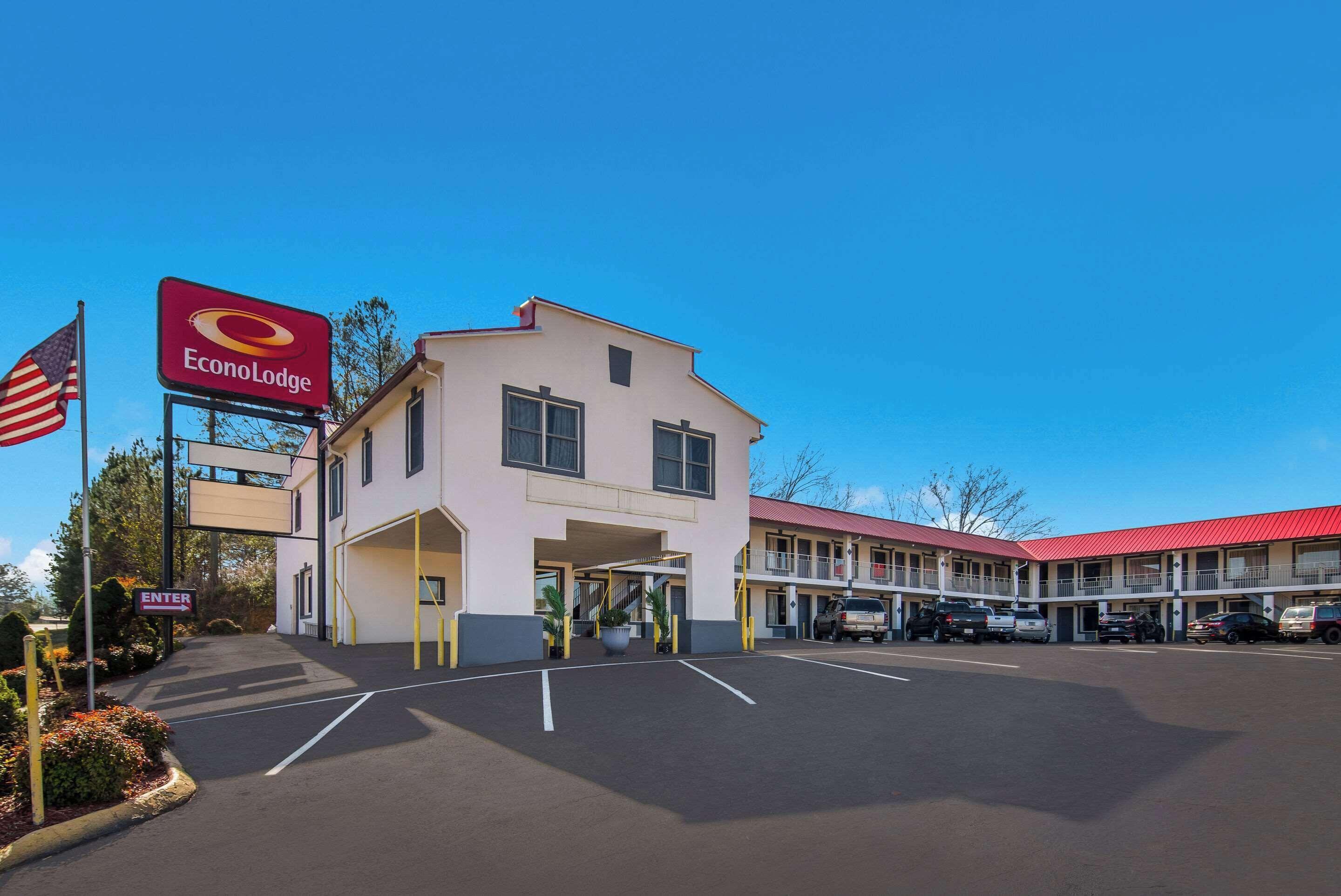 Staying Near Gordon Calhoun Arts Council: 4 Budget Hotels Compared