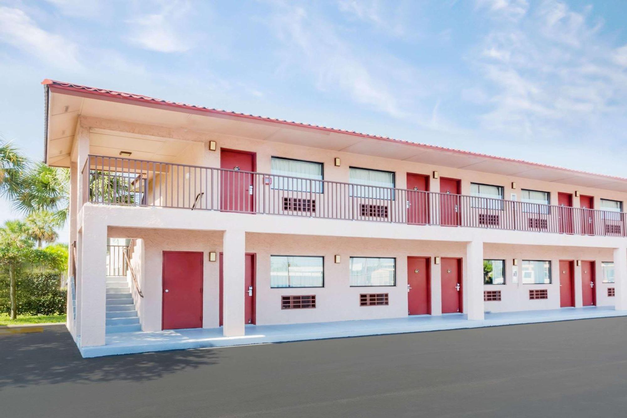 Staying Near A E Backus Gallery Museum: 4 Budget Hotels Compared